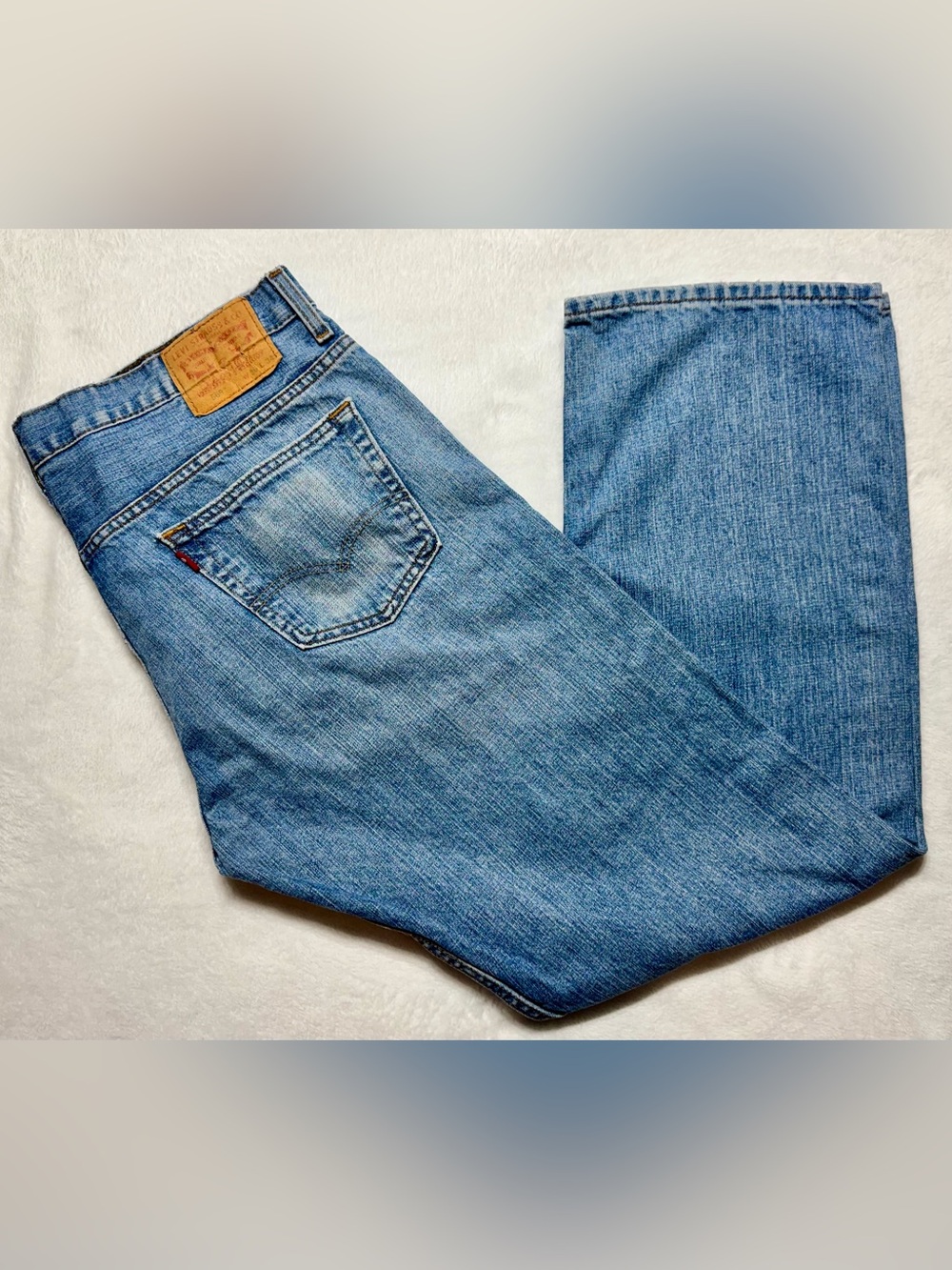 569 Levi's Men's Blue Medium Wash Denim Straight Jeans